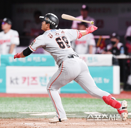 [포토] 한화 김지수, 시즌 첫 안타가...홈런?