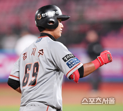 [포토] 한화 김지수, 데뷔 첫 홈런의 감격!