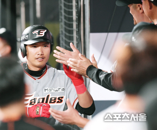 [포토] 한화 김지수, 데뷔 첫 홈런...축하해~!