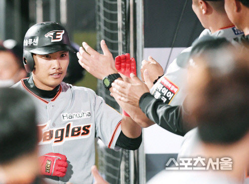 [포토] 한화 김지수, 마수걸이 홈런에...쏟아지는 하이파이브!