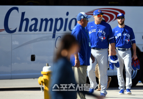 [포토] 류현진 \'훈련 시작 합니다\'