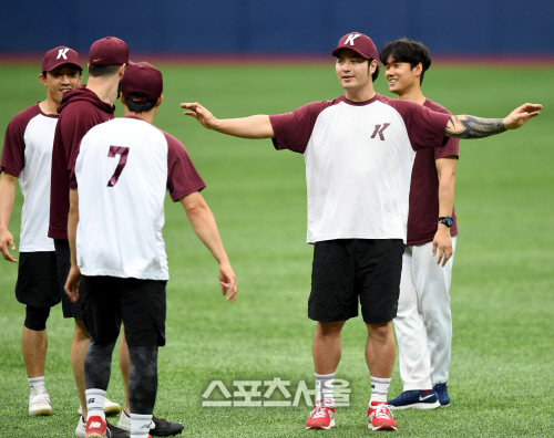 [포토] 박병호 \'몸부터 착실하게 풀고\'