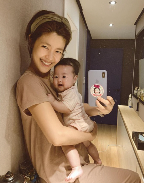 "오늘도 출근 안 한 남편" 이윤지, 남편 판박이 둘째 안고 함박웃음 [★SNS]