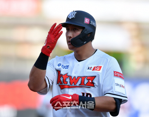 3회말 안타로 출루하는 황재균[포토]