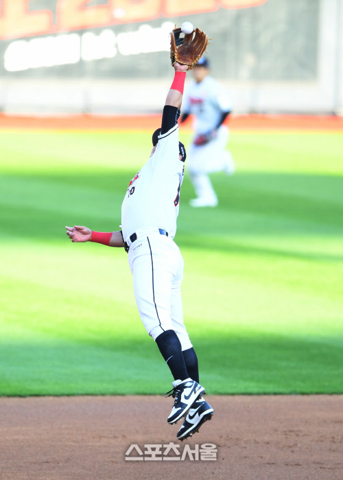 [포토]힘껏 날아올라 이용규의 타구를 잡아내는 황재균