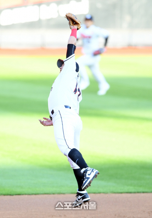 [포토]이용규의 타구 힘겹게 잡아내는 황재균