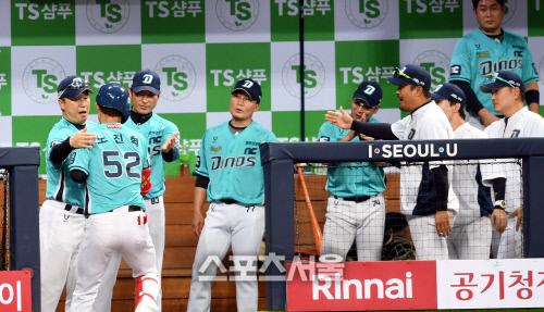 [포토] 이동욱 감독 '홈런 좋았어'