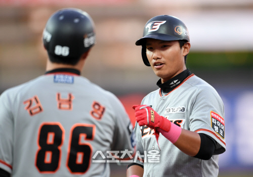 [포토]한화 김지수, 오늘은 2타점 적시타!
