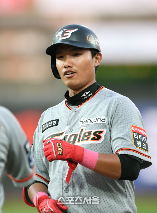 [포토]한화 김지수, KT 선발 김민수 상대 2타점 적시타