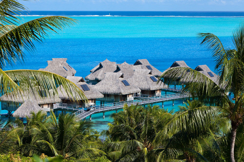 제공|익스피디아Azure lagoon of island BoraBora, Polynesia.