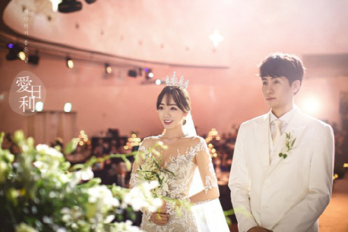 배우 전윤민, 웨딩본식 사진 공개…김규리X김동준 절친 총출동