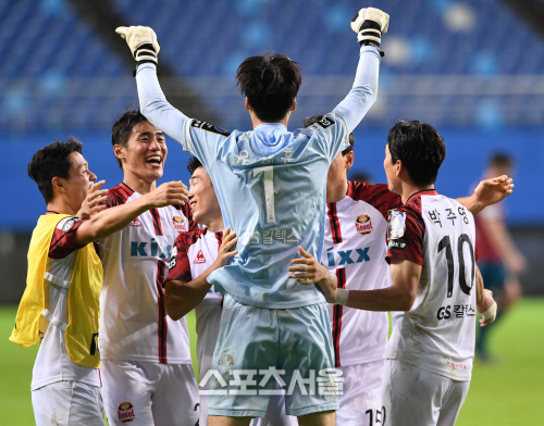 [포토] FC서울 유상훈, 승리차기 선방으로 승리 견인!