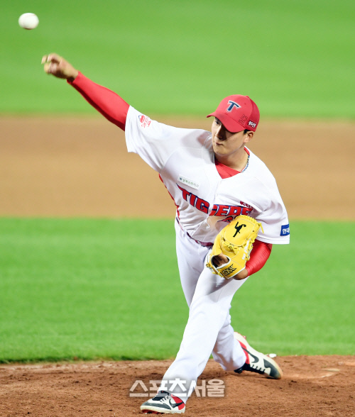 [포토]KIA 정해영, 1이닝 무실점으로 생애 첫 등판에서 승리까지!