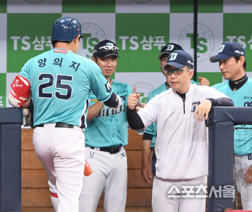 [포토] NC 이동욱 감독, 양의지 9호 홈런 좋았어~