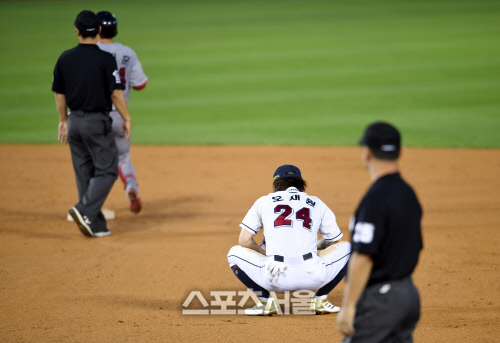[포토]실책에 주저앉은 두산 오재원, 송구가...