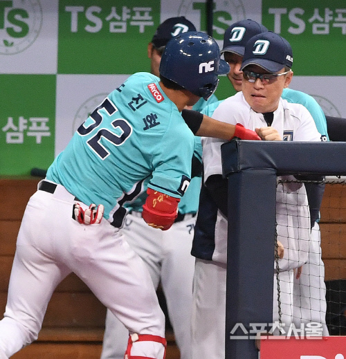 [포토] NC 노진혁, 이동욱 감독의 가슴팍을 주먹으로?