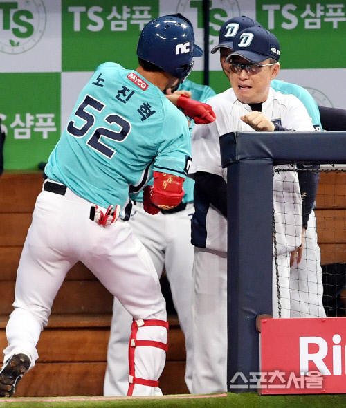 [포토] NC 이동욱 감독, 설마 내 가슴을...또?