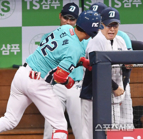 [포토] NC 이동욱 감독, 노진혁 주먹이 무서워~