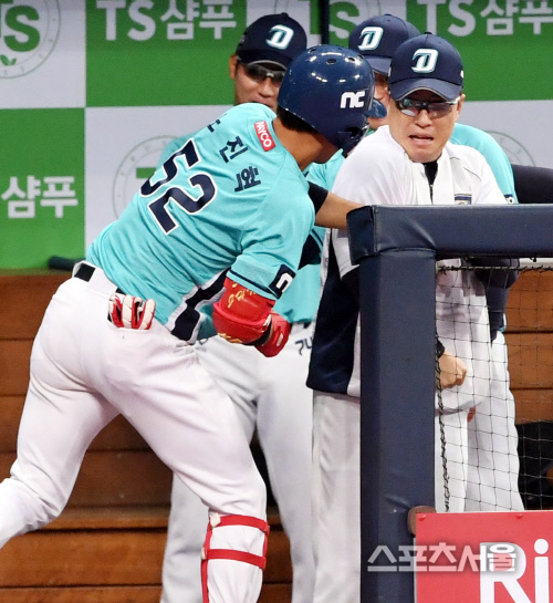 [포토] NC 이동욱 감독, 아야~ 왜 때려?