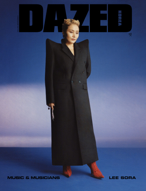 가수 이소라,데뷔 28년만에 첫 매거진 커버 장식...초현실美 [★화보]