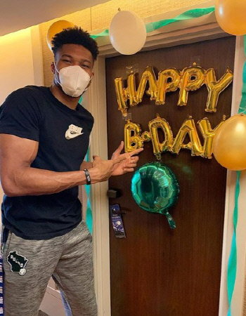 '괴인'야니스 아데토쿤보 "브라더~ 생일축하해!" 귀여운 동생으로 변신