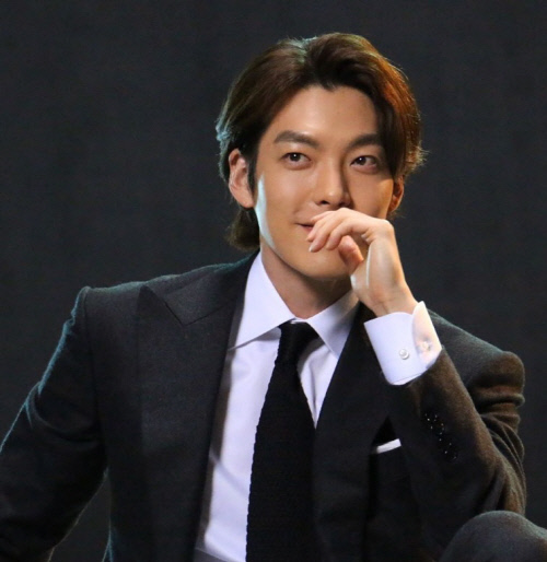 "김우빈 SNS계정 없다" 에이엠엔터 "소속사 외 김우빈 '계정' 모두 가짜"