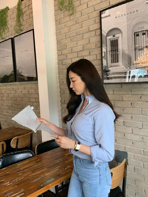 5년만의 안방복귀 김사랑, 수수한 차림에도 빛나는 명품 몸매 [★SNS]