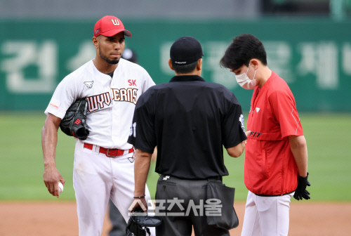 [포토]핀토에게 주의 주는 이민호 구심