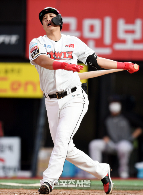 [포토] 황재균 '3루주자를 불러 들여야 했는데'