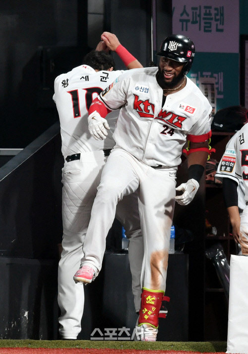 [포토] 로하스-황재균 '동점이다'