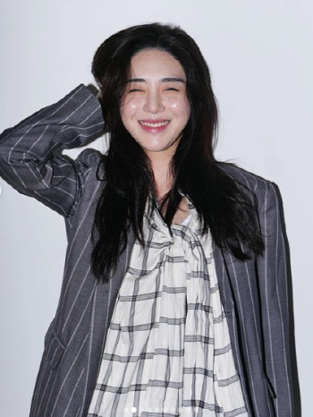 권민아 밝은 미소로 "아는 동생이 작가라 사진 찍고 그러는 거"[★SNS]