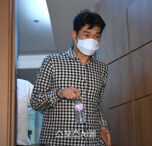 [포토] 소명 마치고 회의장 나서는 김규봉 감독