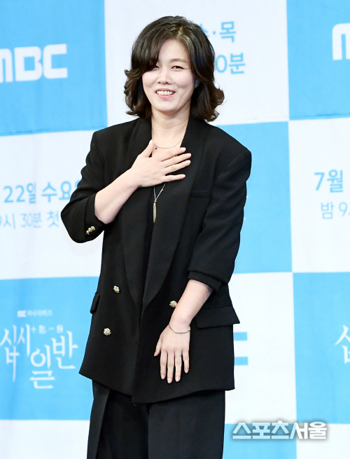 [포토] 김정영, 떨리는 가슴을 누르고~