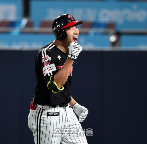 [포토] 9회 동점포 김용의 \'경기는 이제 부터야\'