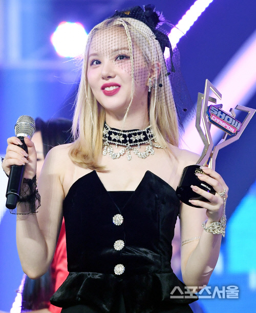 [포토] 여자친구 은하, 1위 트로피 받았어요~!