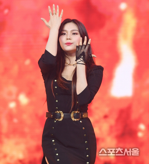 [포토] 여자친구 엄지, 매력 넘치는 춤사위!