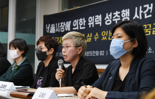 故 박원순 시장, 유류품 휴대전화 비번 해제 미스터리 "고소인 측에서 제보"