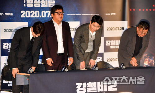 강철비2: 정상회담 정우성, 취재진과 눈맞춤[포토]