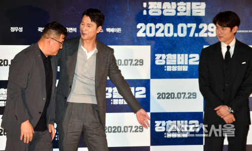 '강철비2: 정상회담' 정우성 '감독님이 센터!'[포토]