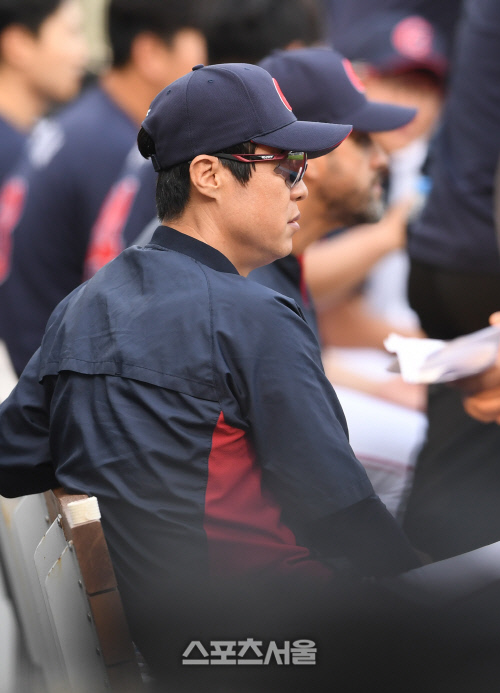 [포토]롯데 허문회 감독, 오늘은 벤치에서