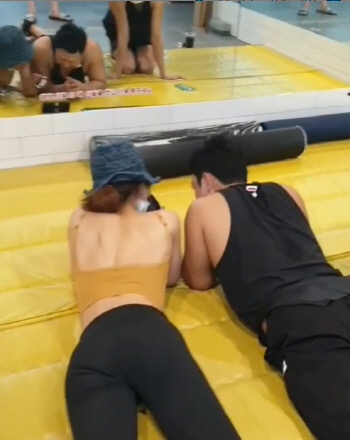 황석정 'D-2' 피트니스 대회 앞두고 쩍쩍 갈라지는 등근육[★SNS]