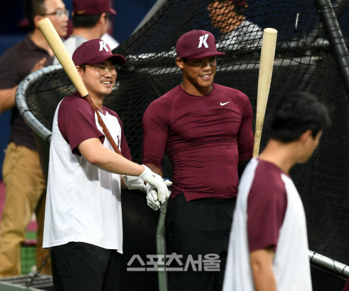 [포토] 키움 러셀, 이지영과 반가운 악수