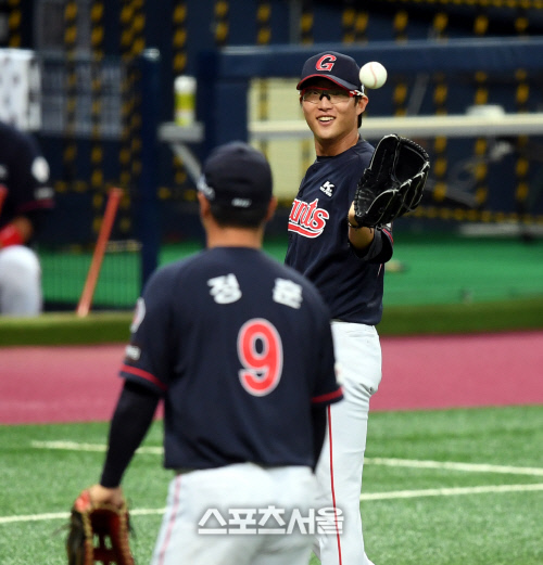 [포토] 박세웅 '수비 좋아요'
