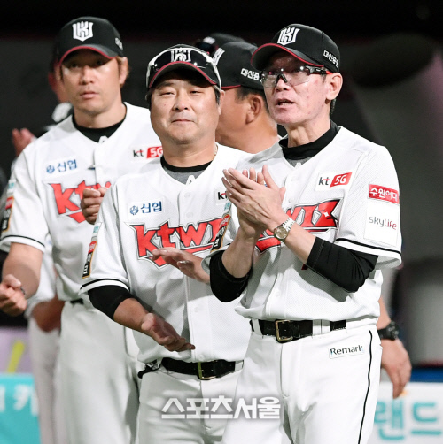 [포토] kt 이강철 감독, 7-2 완승!