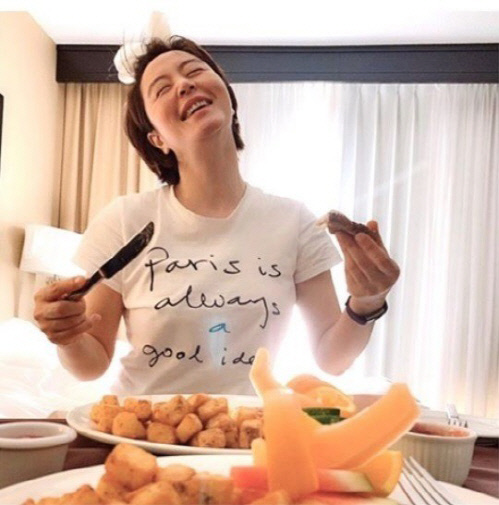 [★포토]김혜수, 사과머리 먹방 "내추럴한 매력"