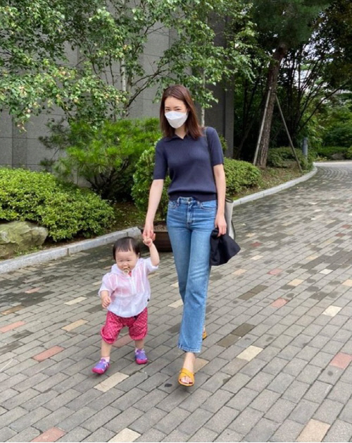 '새댁' 이연희, 조카 손잡고 "아장아장 걷기" 깨소금 신혼내 폴폴 [★SNS]