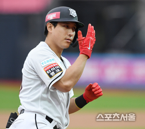 [포토] kt 황재균의 홈런포, 관중 응원에...힘이 난다!