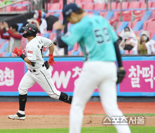 [포토] kt 황재균, 구창모 상대로...선제 홈런포!