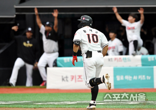 [포토] kt 황재균, 덕아웃 만세시키는...선제 홈런포!