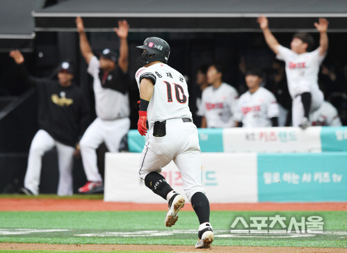 [포토] kt 황재균, 덕아웃 기립시키는...홈런포!